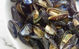 3-Ingredient Mussels With White Wine and Pesto