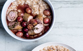 Alt-Grain Porridge With Sausages and Grapes